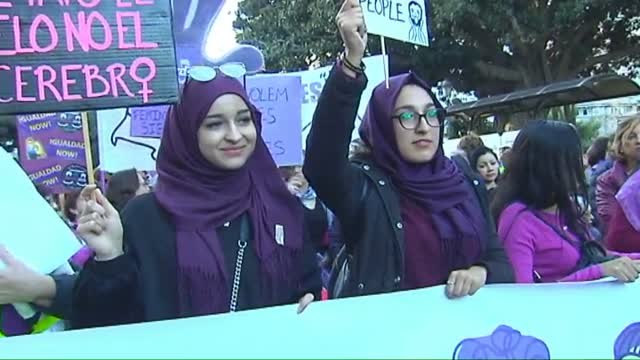 Decenas de miles de valencianos se manifiestan en favor de una igualdad real entre hombres y mujeres