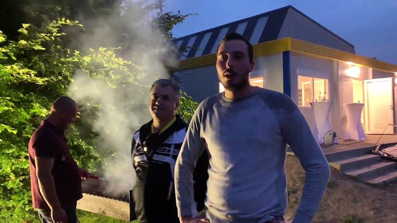 Causerie au coin du feu après une belle saison.