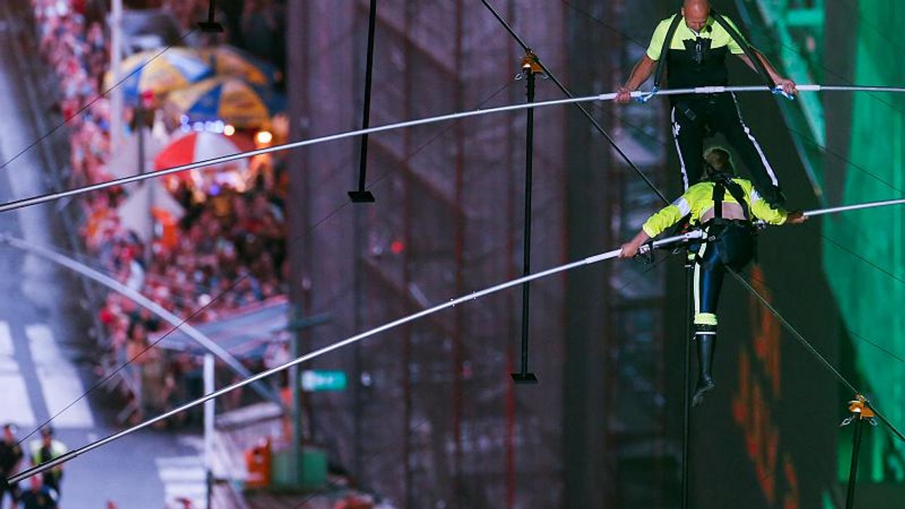 400 Meter: 'Flying Wallendas' überqueren den Times Square in luftiger Höhe