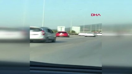 İZMİR Direksiyonu, tartıştığı sürücünün otomobiline doğru kırdı-2