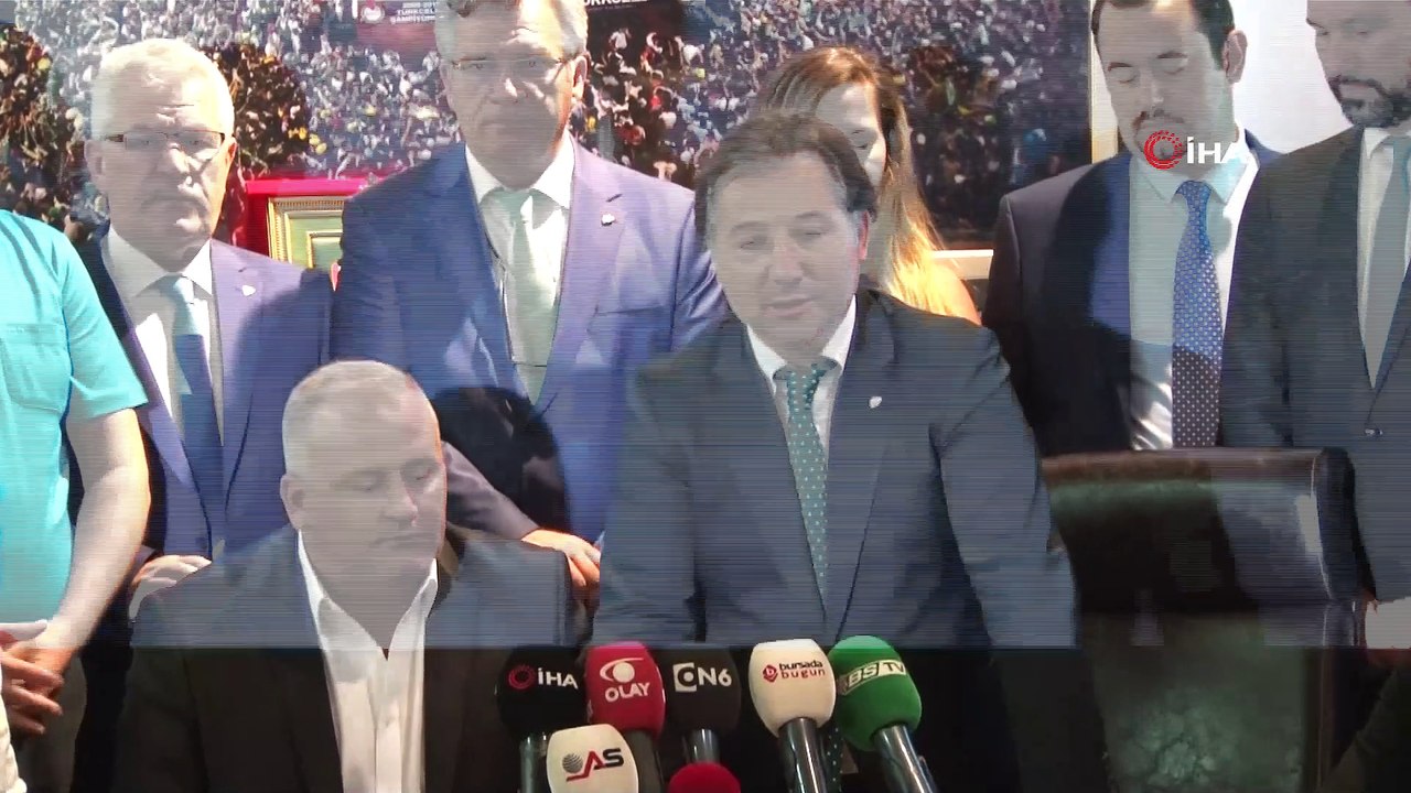 Bursaspor'da Başkan Mesut Mestan ve yeni yönetim mazbatasını aldı