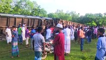Trem cai em Bangladesh após colapso de ponte