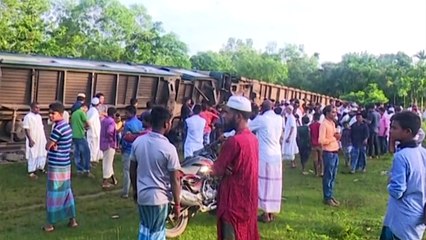 Trem cai em Bangladesh após colapso de ponte