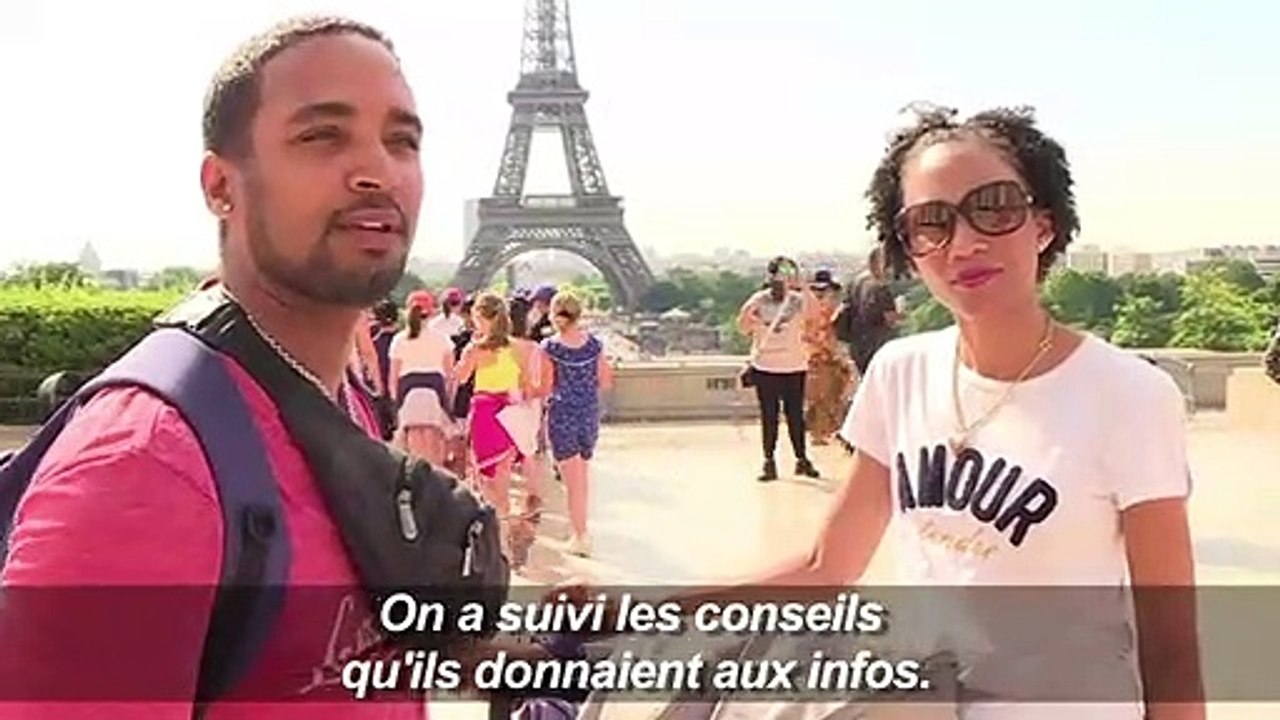 Canicule: à Paris, les touristes se protègent du soleil