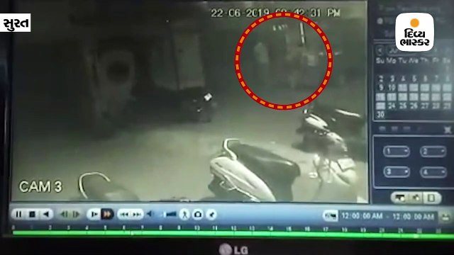 કાપોદ્રામાં ગોડાઉનમાંથી સાડા ત્રણ લાખની ચણીયા ચોળીની થયેલી ચોરી સીસીટીવીમાં કેદ