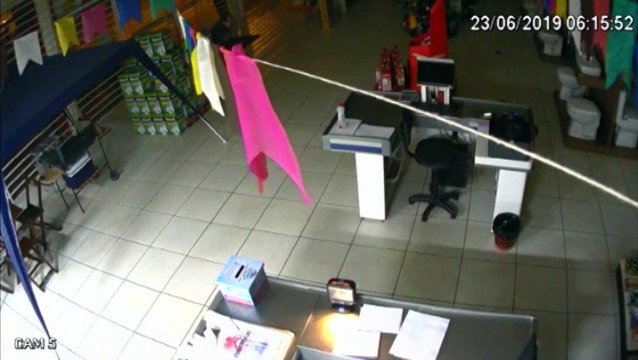 Criminosos danificam porta de loja e furtam furadeiras no Bairro Floresta