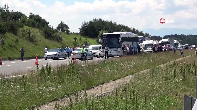 TEM Otoyolunda kaza: İstanbul-Ankara yönü ulaşıma kapandı