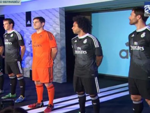El Real Madrid presenta la nueva camiseta que vestirá en la Champions League