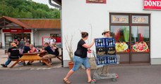 En Allemagne, un village achète toutes les bières disponibles pour empêcher les militants d'un festival néonazi d'en profiter