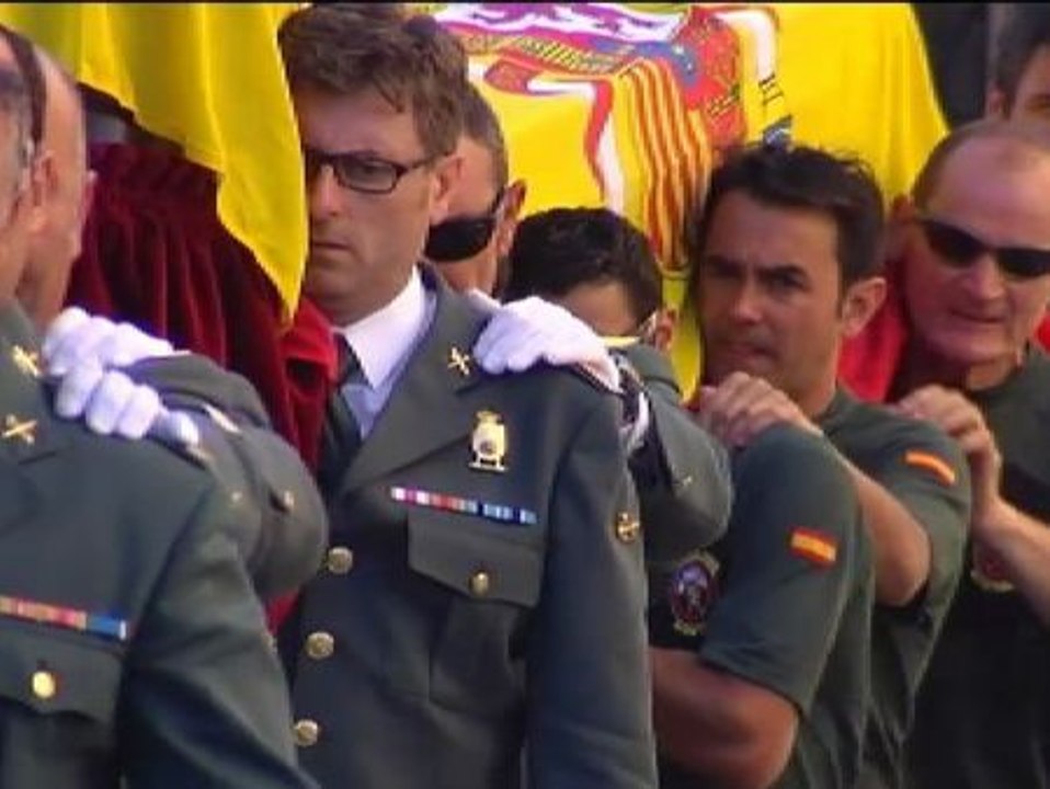 Cientos de personas despiden a los tres guardias civiles fallecidos