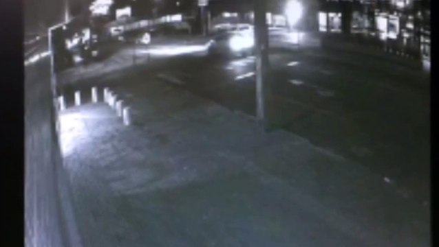 Câmera flagra momento em que carros batem no Bairro Neva, em Cascavel