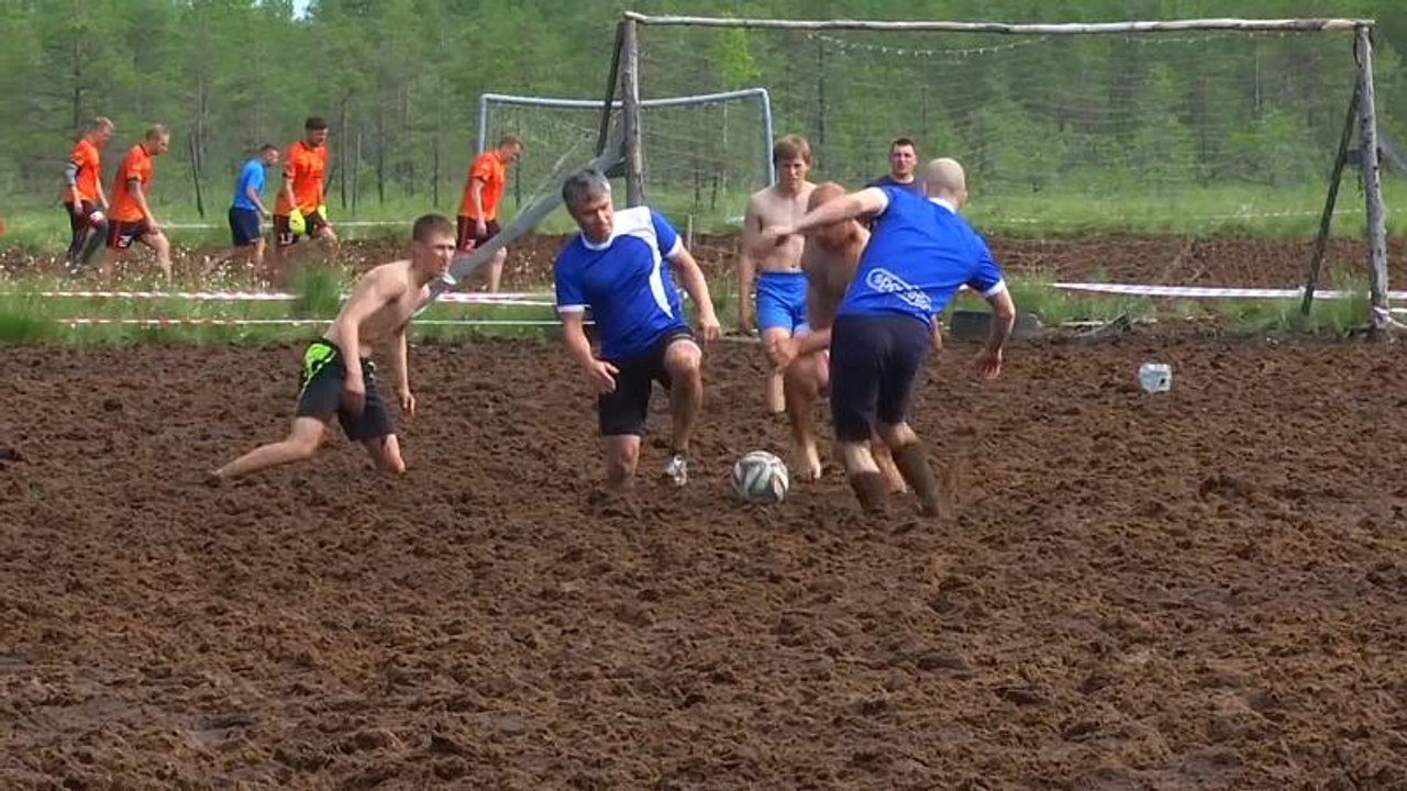 Beim Fußball fliegt der Schlamm