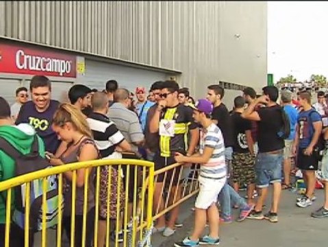 Largas colas de aficionados del Córdoba para las entradas contra el Real Madrid