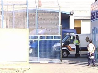 Скачать видео: Trasladan a 300 inmigrantes a centros de internamiento de Madrid y Barcelona