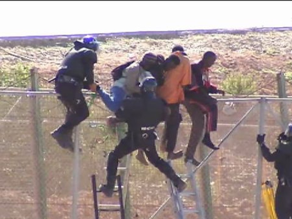 La Guardia Civil entrega a medio centenar de inmigrantes a Marruecos en la frontera de Melilla