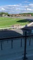 Elle se prend pour un cheval et casse un obstacle à l'hippodrome !