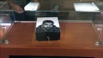 Boite à musique en diamants.. Drake dessiné sur le couvercle !