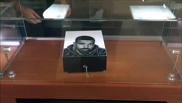 Boite à musique en diamants.. Drake dessiné sur le couvercle !