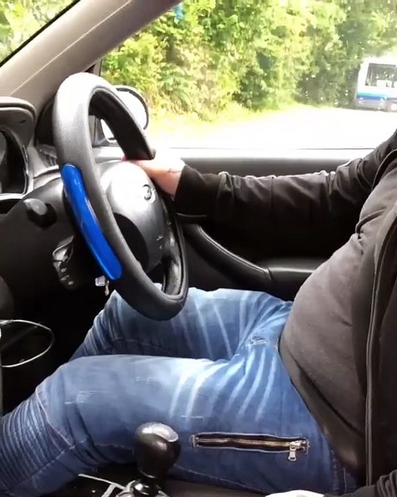 Il coince sa voiture en marche arrière sur un talus !