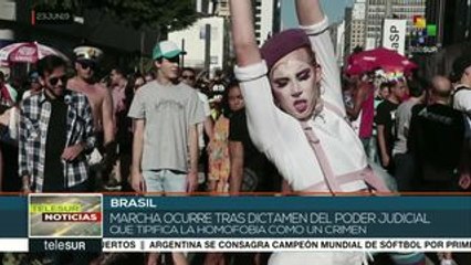 Miembros de la comunidad sexo-género diversa de Brasil marchan