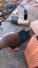 Ultime technique pour écouter de la musique avec son téléphone sur un chantier