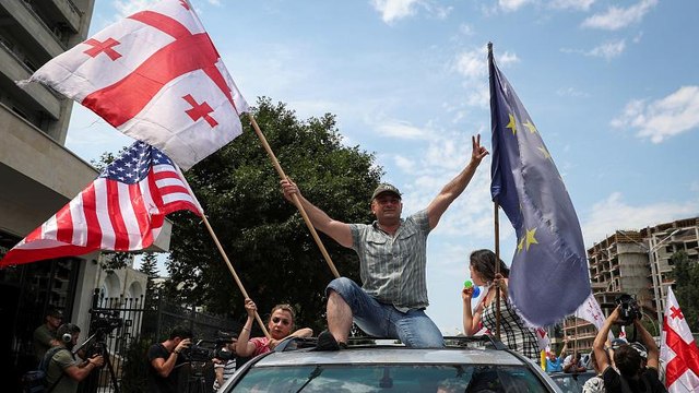 Власти Грузии обещают уступки, оппозиция — новые акции протеста