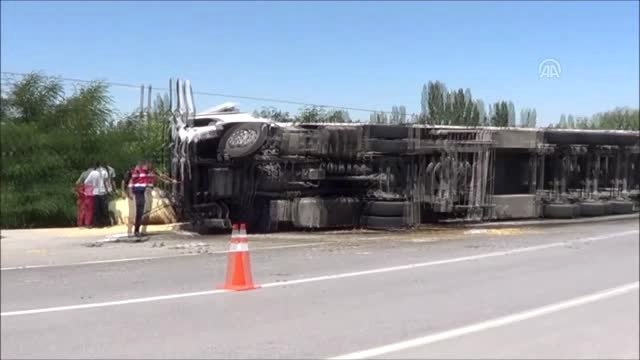 Hafif ticari araç saman yüklü tırla çarpıştı: 3 ölü