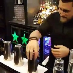 Le tour de magie exécuté par ce barman a atteint tout un autre niveau