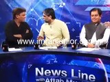 Karachi Press Club Ke Sadar Per PTI Leader Ne Hath Utha Diya