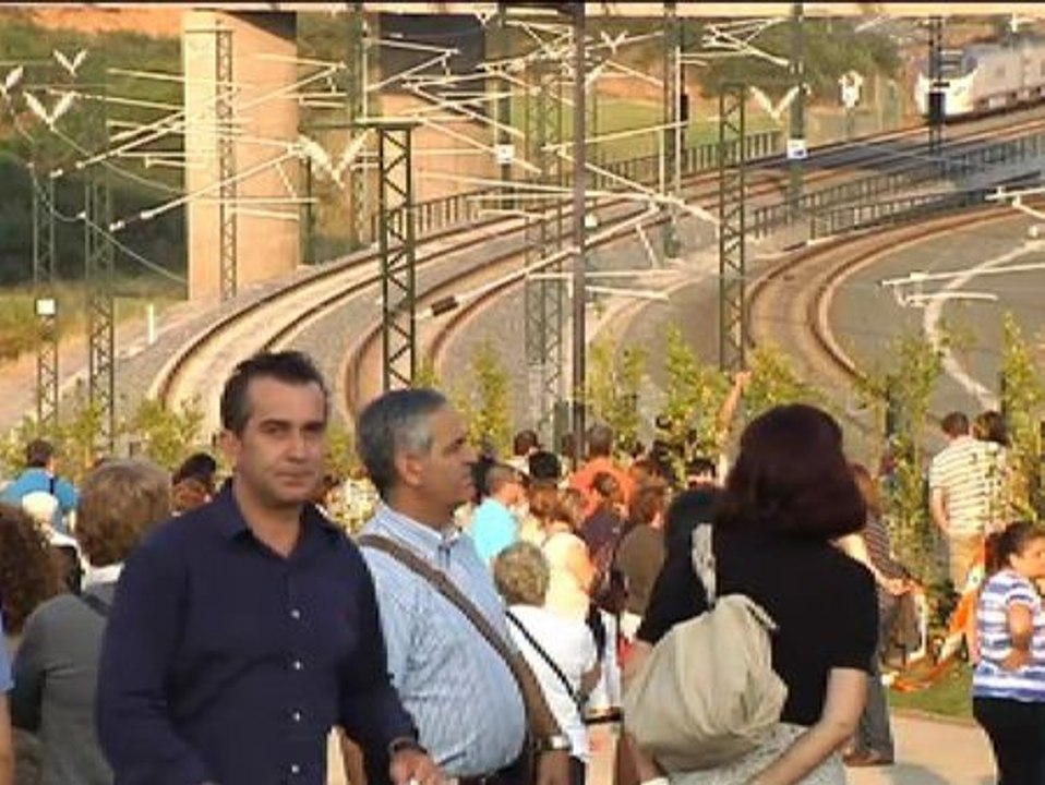 Un año después el Alvia procedente de Madrid pasa a su hora por la curva de Angrois