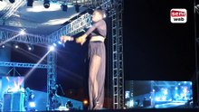 Tenue osée et danse érotique de cette artiste