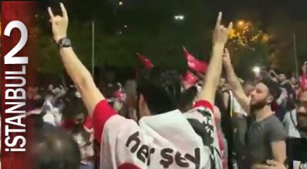 Gezi'nin sembol fotoğrafı dün gece İstanbul sokaklarındaydı