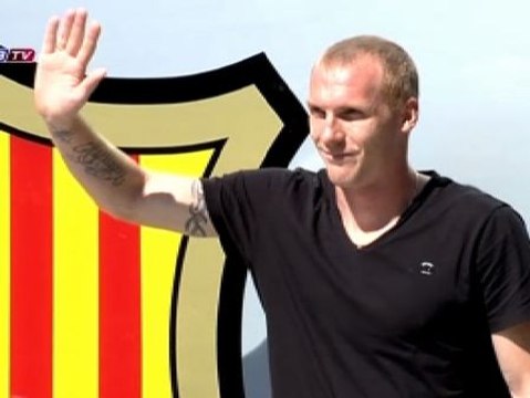 Mathieu posa junto al escudo del FC Barcelona