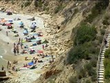 El riesgo de desprendimientos en el litoral español no frena a los bañistas