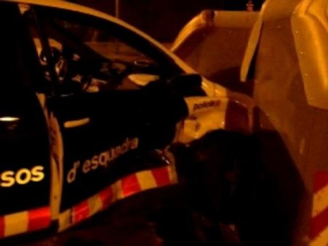 Detenidos tres atracadores al chocar contra un coche patrulla de los Mossos
