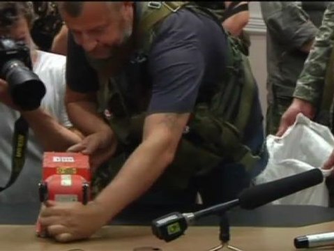 Los separatistas prorrusos entregan las cajas negras del avión derribado en Ucrania