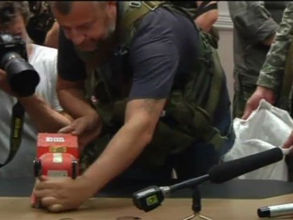 Los separatistas prorrusos entregan las cajas negras del avión derribado en Ucrania