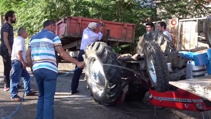 Ters devrilen traktörün üstünden atladı son anda kurtuldu