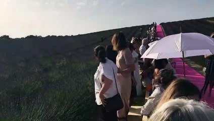 Valensole : défilé de stars au show anniversaire du créateur provençal Jacquemus