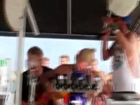 Barcelona estudia medidas para frenar el turismo de borrachera frente a sus costas