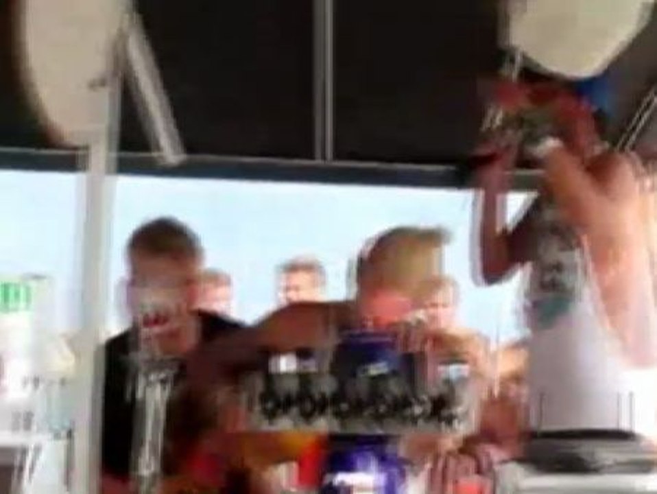 Barcelona estudia medidas para frenar el turismo de borrachera frente a sus costas