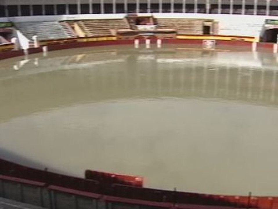 El agua "abarrota" la plaza de toros de Calatayud