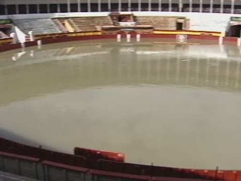 El agua abarrota la plaza de toros de Calatayud