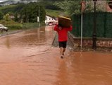 El desbordamiento del río Bidasoa mantiene en alerta a los vecinos de varios municipios navarros