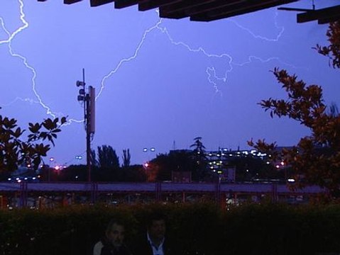 Rayos y truenos nocturnos sobre Madrid