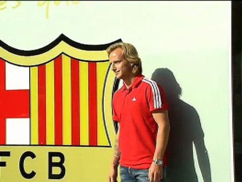 Rakitic posa ante el escudo del FC Barcelona