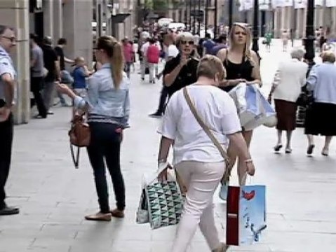 El centro de Barcelona adelanta la apertura estival de comercios en domingo.