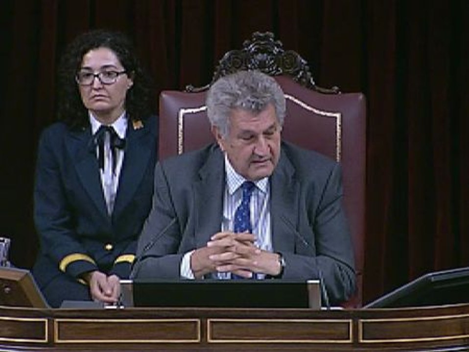 El Congreso, con los diputados del PP en pie, despide con aplausos a un emocionado Rubalcaba