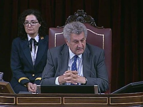 El Congreso, con los diputados del PP en pie, despide con aplausos a un emocionado Rubalcaba