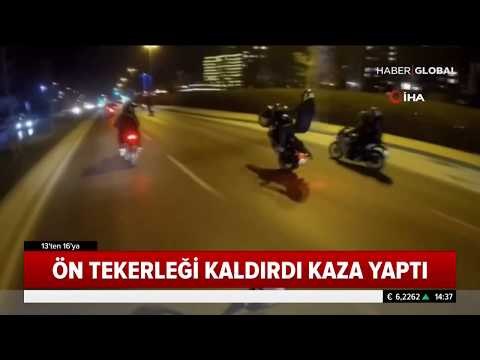 Motosiklet Sürücüsü Ön Tekeri Kaldırıp Tek Teker Üzerinde İlerledi